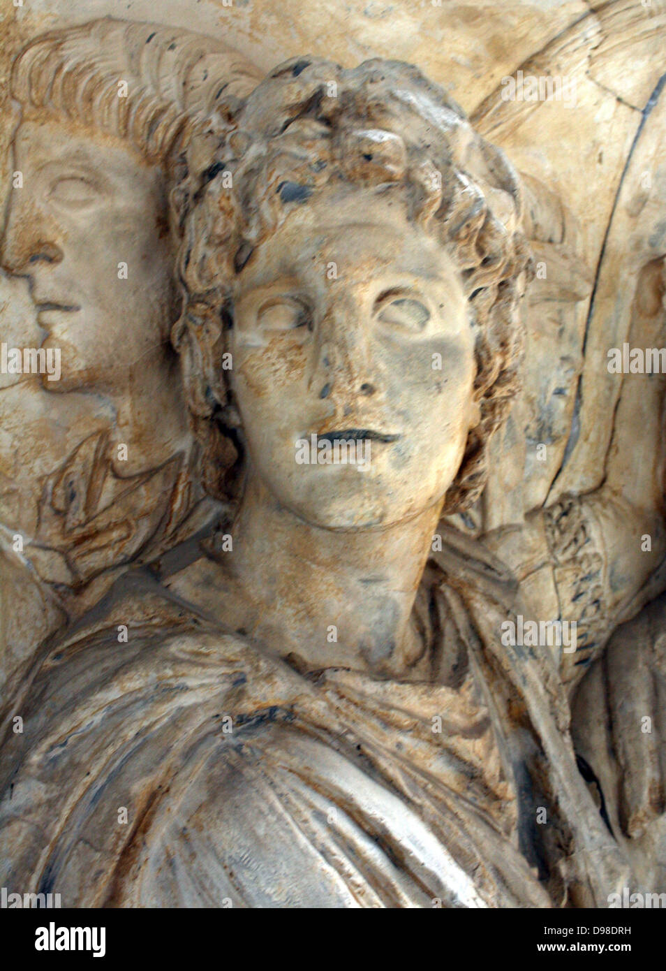 Trajan Rekruten Soldaten. Arch von Trajan in Beneventum, AD 114. /A cuirassed militärischen Gott in den Mittelpunkt stellt ein rekrut an den Kaiser. Die neuen Soldaten steht, die Füße zusammen: seine Höhe wird von einem hölzernen Rahmen, die der Soldat auf der rechten Seite gemessen. Stockfoto