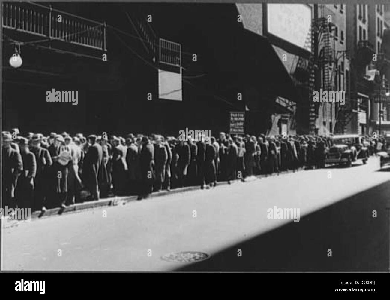 Amerika in der Großen Depression der 1930er Jahre. Männer Warteschlange für fünf Cent Mahlzeit. Die links vom Gleichheitszeichen werden Ihre Mahlzeit bekommen, die weiter oben in der Warteschlange muss die Hoffnung auf eine großzügige Passant. Stockfoto