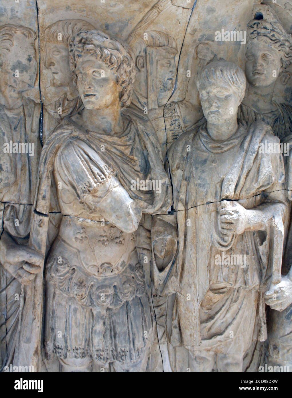 Trajan Rekruten Soldaten. Arch von Trajan in Beneventum, AD 114. /A cuirassed militärischen Gott in den Mittelpunkt stellt ein rekrut an den Kaiser. Die neuen Soldaten steht, die Füße zusammen: seine Höhe wird von einem hölzernen Rahmen, die der Soldat auf der rechten Seite gemessen. Stockfoto