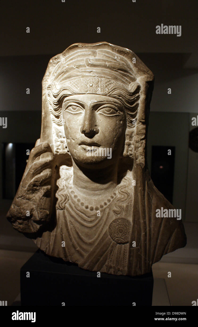 Kalkstein Büste. Eine verschleierte Frau in einem aufwendigen Kopf-Band, Ohrringe und Halskette aus Perlen. Aus einer Skulptur in einem Grab in Palmyra, Syrien, über AD 80-120 eingestellt. Der Frau Frisur nachahmt, römisch-kaiserlichen Porträts der Alter von Claudius und Nero (AD 41-68), aber der üppige Schmuck ist typisch für die Jahrhundertwende. Stockfoto