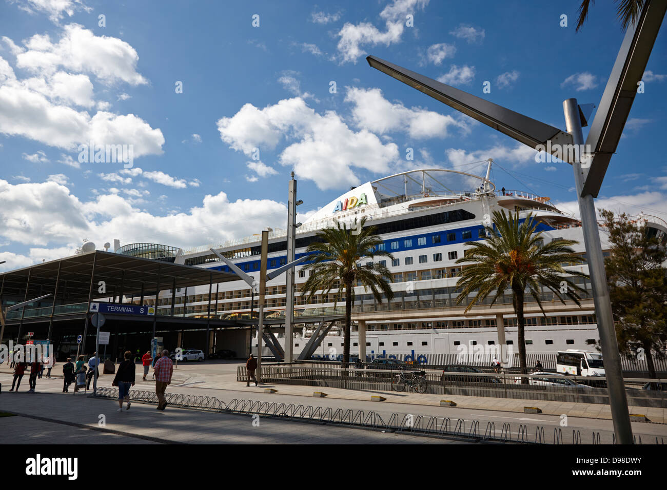 cruise terminal barcelona aida