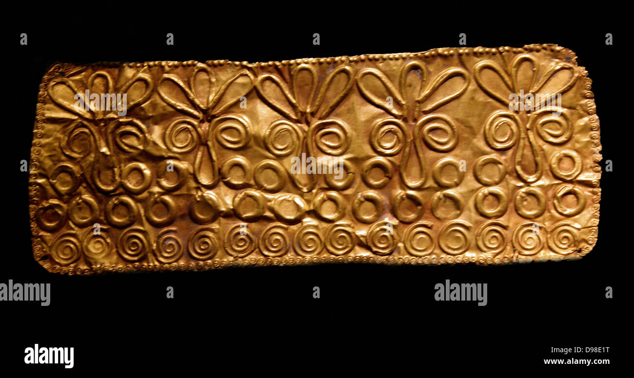 Bronze Dirk (Dolch) Blade, oberer Teil der Mittelrippe mit fischgrätenmuster eingerichtet, 1800-1600 BC. Modell aus Ton eines Roten poliert Dolch und Mantel, 2100-2000 BC. Gold grabkunst Stirnband (Diadem) geprägte Spiralen, Kreise und Blumen, 1450-1200 v. Chr., wahrscheinlich aus Enkomi. Zwei gold Fibeln und einen Finger Ring, aus Kouklia - Palaepaphos, Grab 2, 1200-1050 BC. Stockfoto