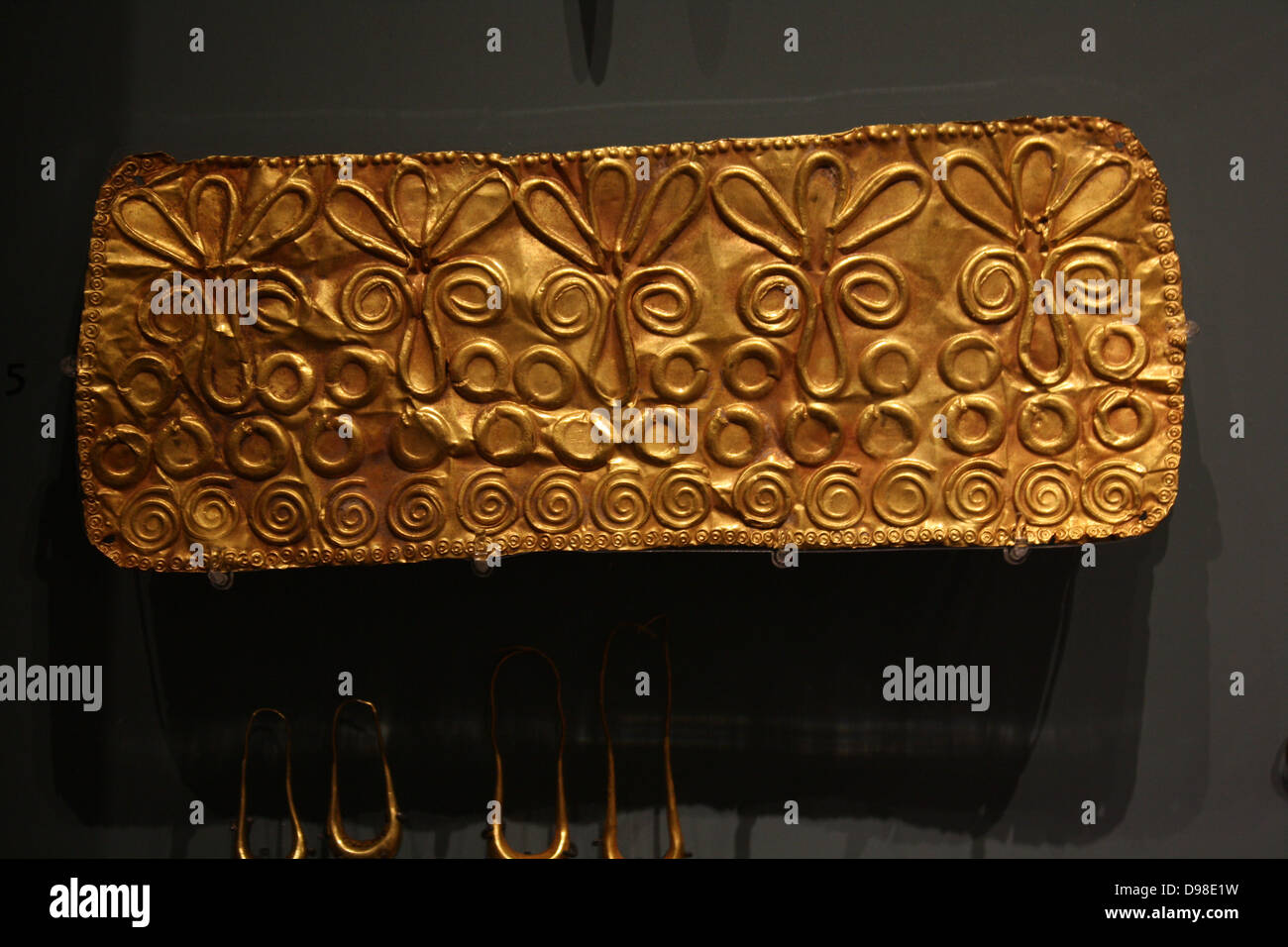 Bronze Dirk (Dolch) Blade, oberer Teil der Mittelrippe mit fischgrätenmuster eingerichtet, 1800-1600 BC. Modell aus Ton eines Roten poliert Dolch und Mantel, 2100-2000 BC. Gold grabkunst Stirnband (Diadem) geprägte Spiralen, Kreise und Blumen, 1450-1200 v. Chr., wahrscheinlich aus Enkomi. Zwei gold Fibeln und einen Finger Ring, aus Kouklia - Palaepaphos, Grab 2, 1200-1050 BC. Stockfoto