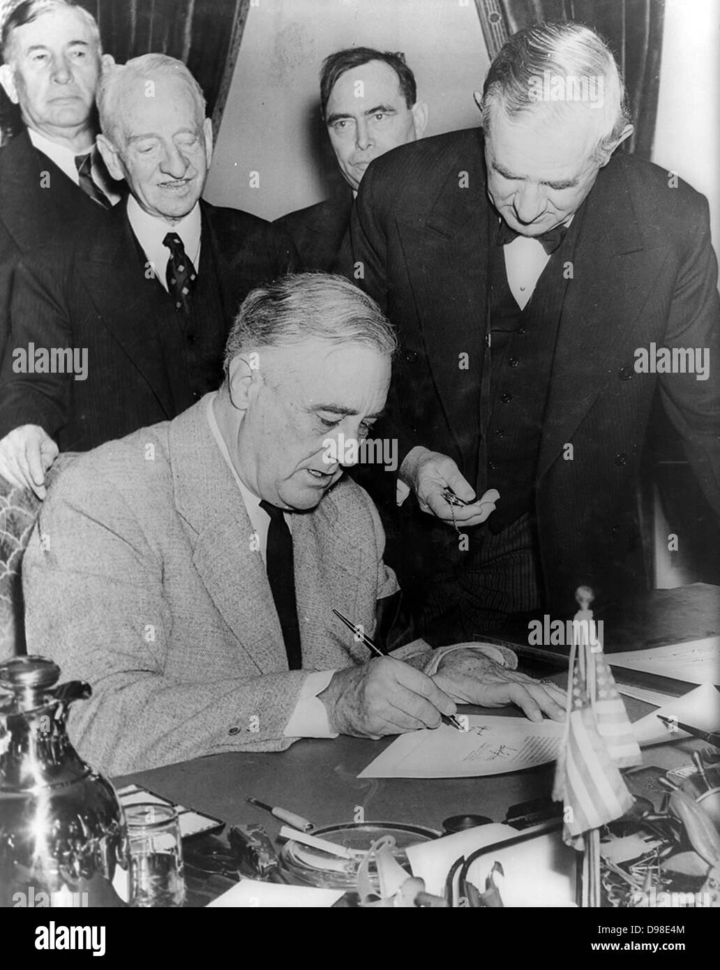Franklin Delano Roosevelt (1882-1945), 32. Präsident der Vereinigten Staaten von Amerika 1933-1945, die Unterzeichnung der Erklärung der Krieg gegen Japan, 8. Dezember 1941. Zweiten Weltkrieg. Stockfoto