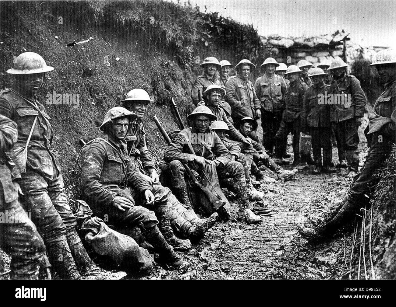 Erster Weltkrieg: Partei der Royal Irish Rifles in einem Kommunikation Graben am ersten Tag der Schlacht an der Somme, Juli 1916 l. Stockfoto