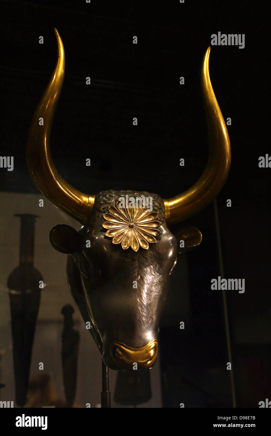 Stierköpfiges Rhyton, original in Silber mit vergoldeten Hörnern. Stockfoto