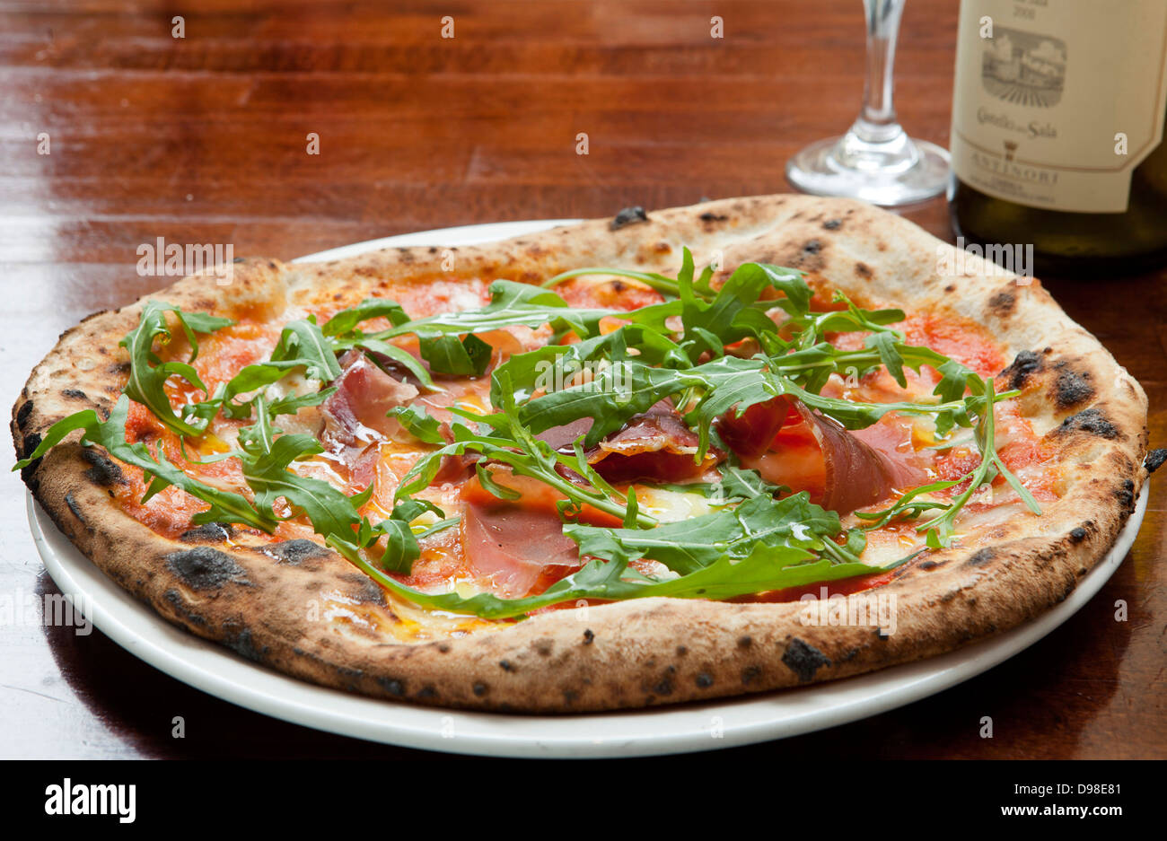 Parma-Schinken und Rucola auf Pizza Stockfoto