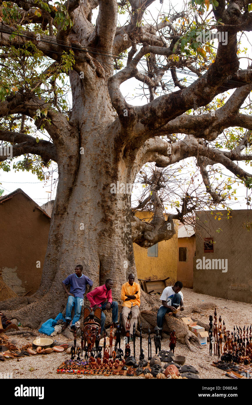 (Fadiouth Island) Senegal lokale Handwerker verkaufen ihre Arbeit an Touristen unter der Baobab-Baum Stockfoto