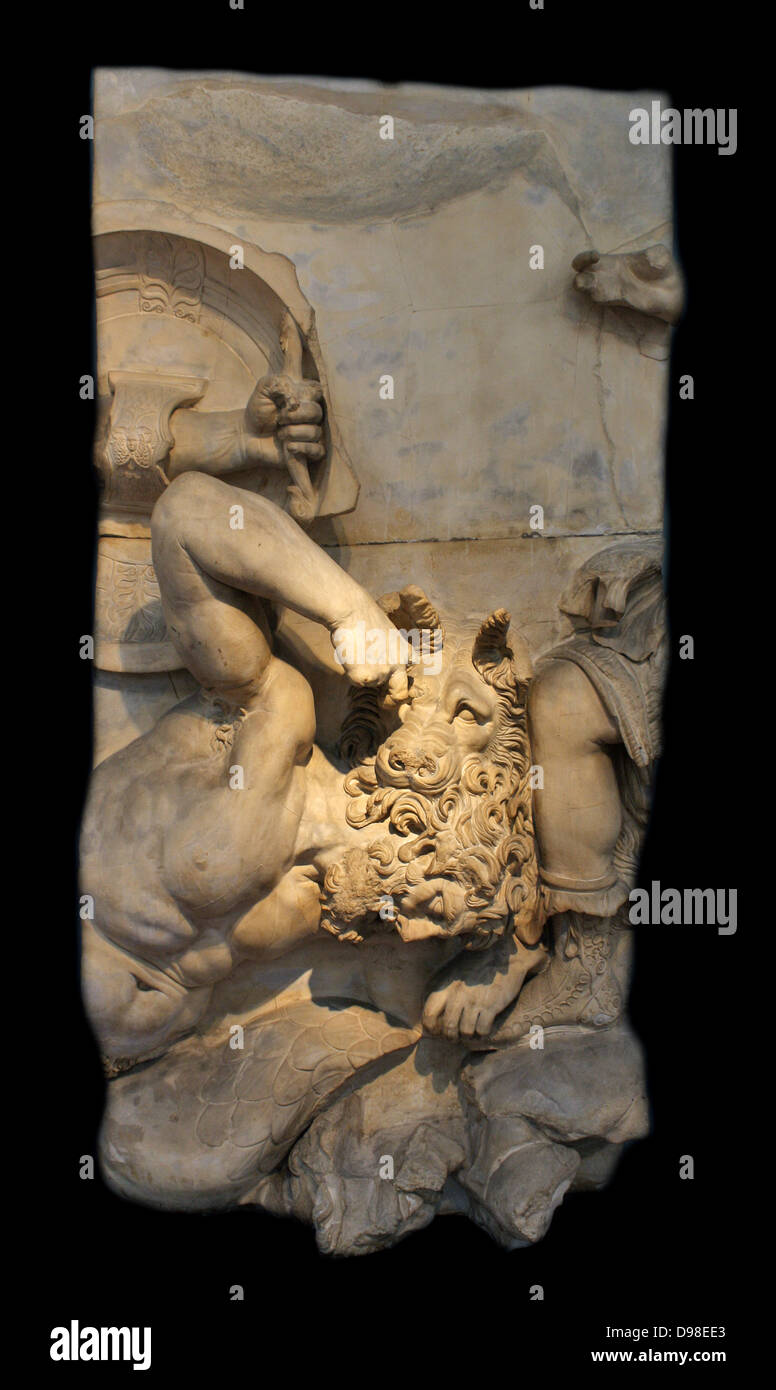 Große Altar, Pergamon, c 180-160 BC. Der große Altar ist einer der bemerkenswertesten Arbeiten der Hellenistischen Kunst. Es während der Regierungszeit von König Eumenes II (197-159 v. Chr.) auf eine eigene Terrasse auf der Akropolis von Pergamon errichtet wurde. Der Altar bestand aus einem hohen Podium mit einem kolossalen Fries dekoriert, 120 m lang. Der Fries zeigt die Schlacht zwischen der Erde geborenen Riesen und die Olympischen Götter, die von Zeus geführt. Die Zahlen sind Grand, kraftvoll und dynamisch, und ihre Haare, Kleidung und Utensilien sind sehr detailliert geschnitzt. Stockfoto