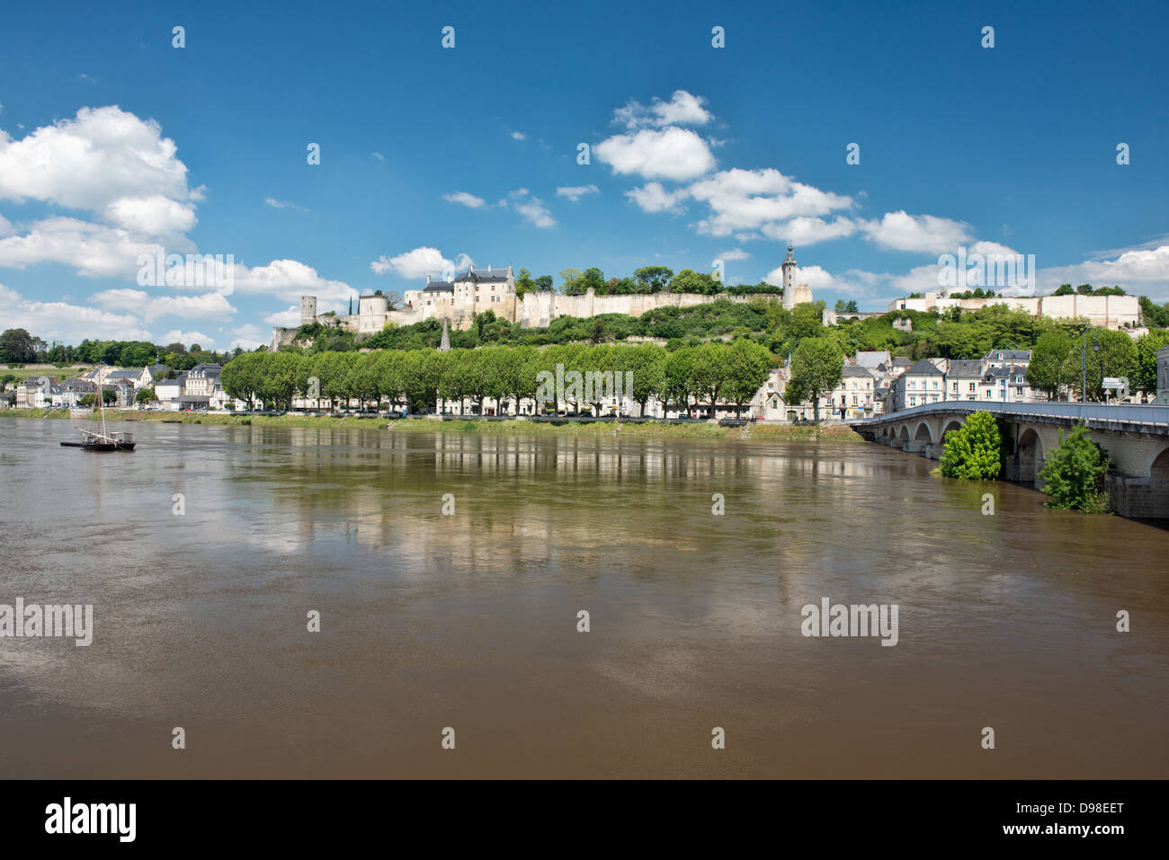 Château Chinon, Stadt, Brücke & einem traditionellen Boot spiegelt sich in der Loire Stockfoto