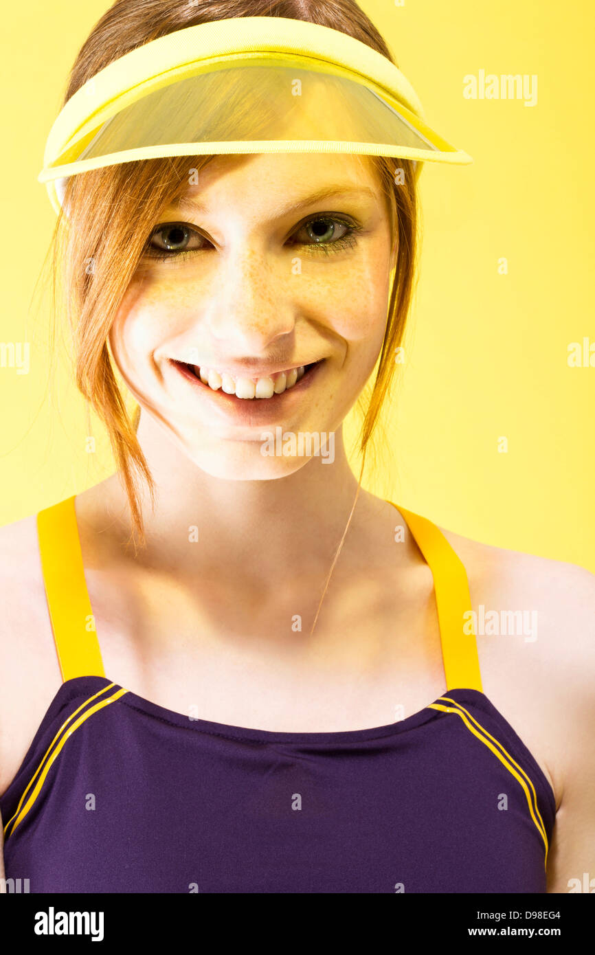 Porträt der jungen Frau in Tennis-Outfit, Lächeln Stockfoto