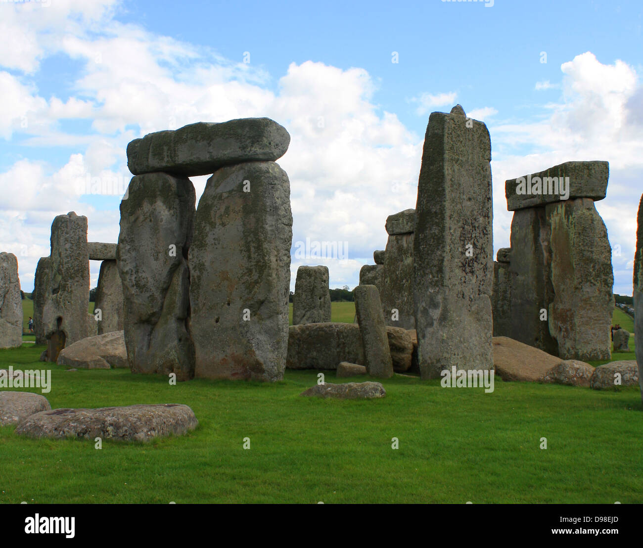 Stonehenge ist ein Prähistorisches Denkmal in der englischen Grafschaft Wiltshire, einer der berühmtesten Sehenswürdigkeiten der Welt entfernt. Es besteht aus erdarbeiten rund um ein Rundschreiben über große Steine. Es ist das Zentrum der dichtesten Komplex aus der Jungsteinzeit und der Bronzezeit Denkmäler in England, darunter mehrere hundert Beerdigung Mounts. Stockfoto