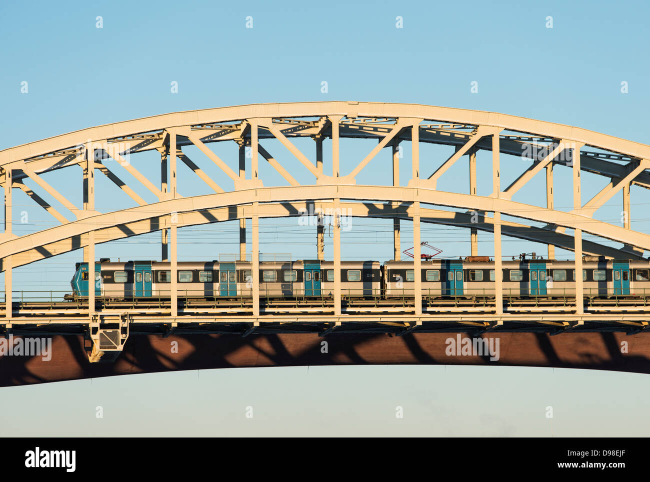 Eisenbahnbrücke und s-Bahn, Stockholm, Schweden. Stockfoto
