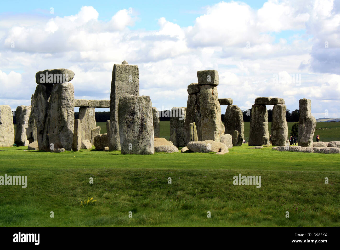 Stonehenge ist ein Prähistorisches Denkmal in der englischen Grafschaft Wiltshire, einer der berühmtesten Sehenswürdigkeiten der Welt entfernt. Es besteht aus erdarbeiten rund um ein Rundschreiben über große Steine. Es ist das Zentrum der dichtesten Komplex aus der Jungsteinzeit und der Bronzezeit Denkmäler in England, darunter mehrere hundert Beerdigung Mounts. Stockfoto