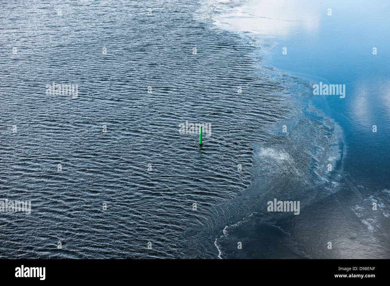 Erhöhte Ansicht des Wassers im Frühling mit dem Eis teilweise geschmolzen. Stockholm, Schweden. Stockfoto