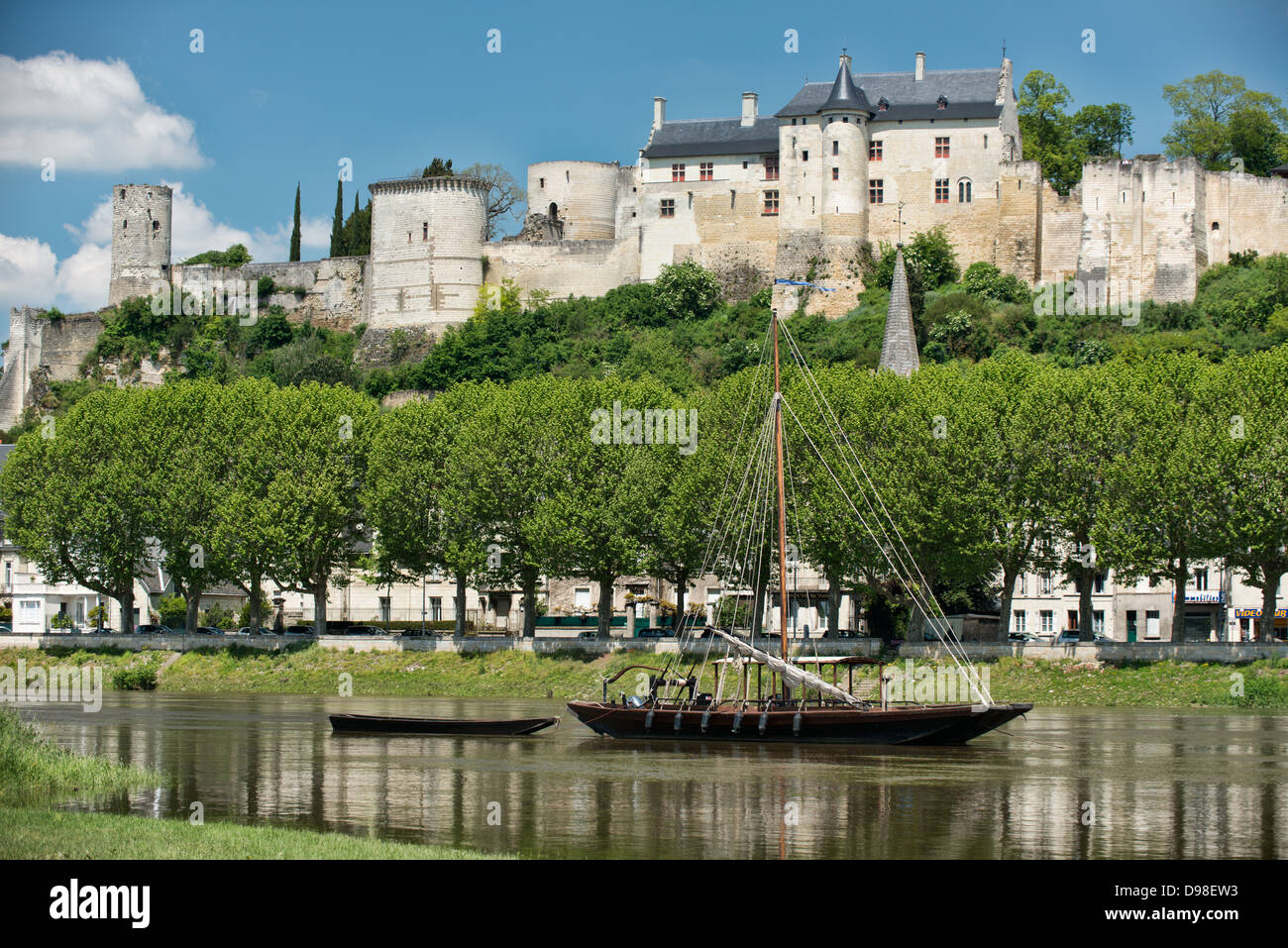 Château Chinon & einem traditionellen Boot spiegelt sich in der Loire Stockfoto