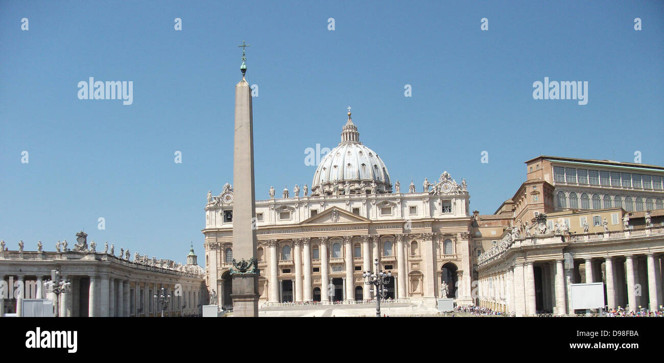 Die päpstliche Basilika des Heiligen Peterislocated innerhalb der Vatikanstadt. Basilika St. Peter hat die größte der Christlichen Kirche in der Welt. In der Römisch-katholischen Tradition, die Basilika ist die Grabstätte von seinem namensvetter Saint Peter, der als einer der Zwölf Apostel Jesu und, nach der Tradition, der erste Bischof von Rom und damit die erste in der Reihe der päpstlichen Nachfolge. Bau der heutigen Basilika, die über dem alten konstantinischen Basilika, begann am 18. April 1506 und wurde am 18. November 1626 abgeschlossen. Stockfoto