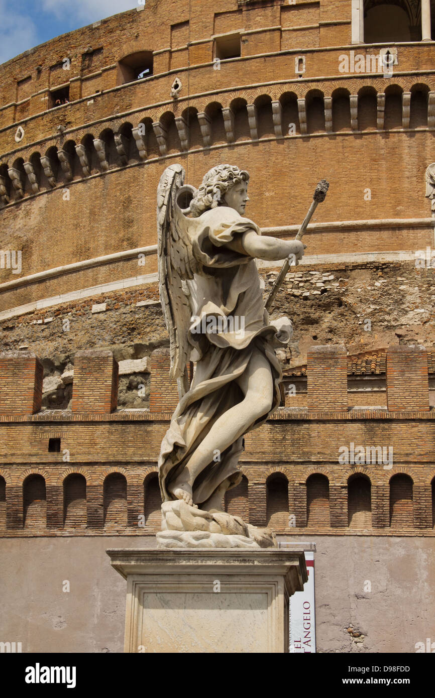 Marmorstatue des Engels mit Speer von Bernini auf St. Angelo Brücke vor dem Hintergrund des Castel Sant'Angelo in Rom, Italien Stockfoto