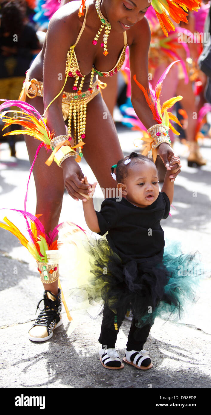 Junge Mutter mit Baby im Karnevalstreiben im Mission District in San Francisco, Kalifornien, USA Stockfoto