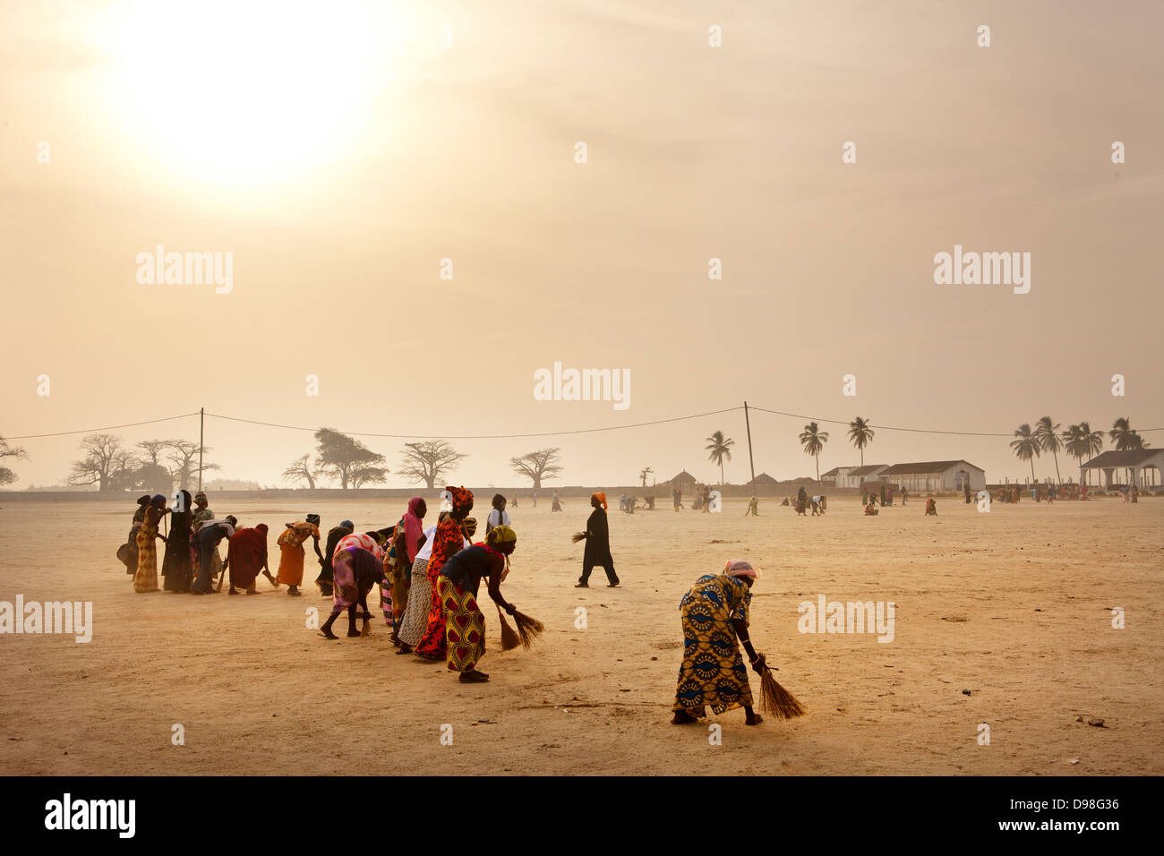 Frauen, die Reinigung der Dorf Dionewar befindet sich auf einer einsamen Insel in der Mündung des Flusses Saloum, Senegal. Stockfoto