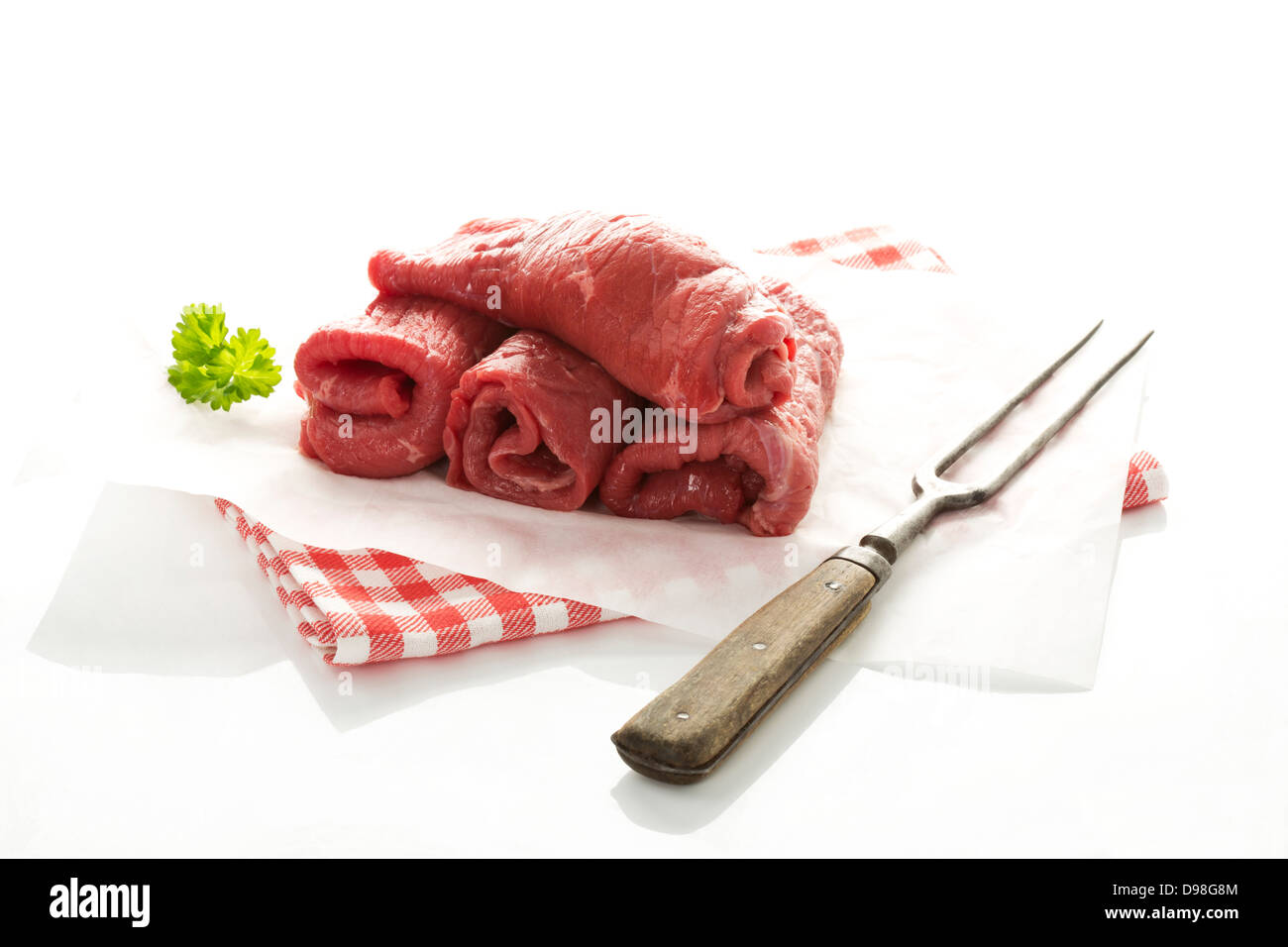 Rohes Rindfleisch Rouladen auf Papier, Nahaufnahme Stockfoto