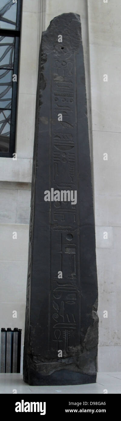 Schwarzen Kalksteinen Obelisk des Königs Nectanebo II von Ägypten, 13. Dynastie, etwa 350 v. Chr..  Geschenk von seiner Majestät König George III, 1802. Stockfoto