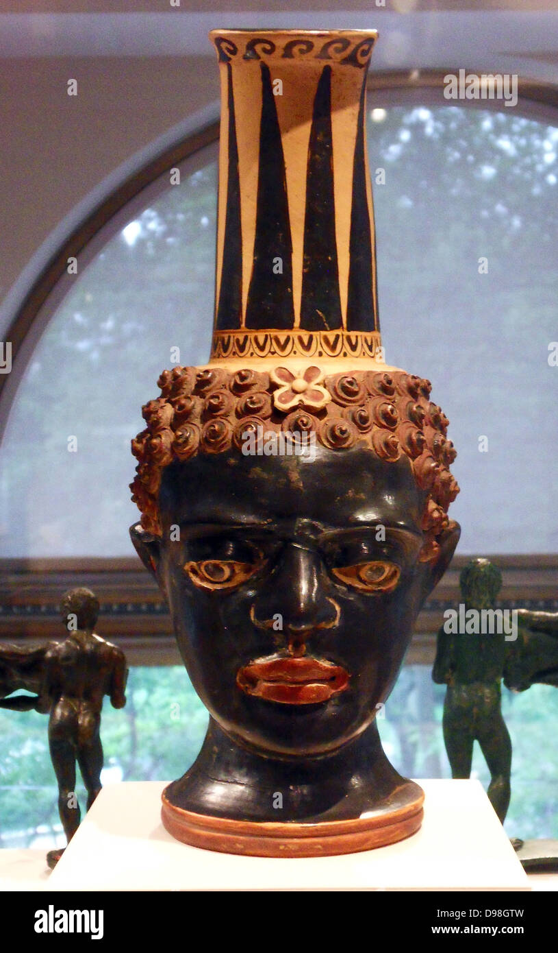 Terrakotta-Vase in Form einer schwarzen afrikanischen Jugendlichen Kopf. Etruskische 4. Jh. v. Chr. Stockfoto