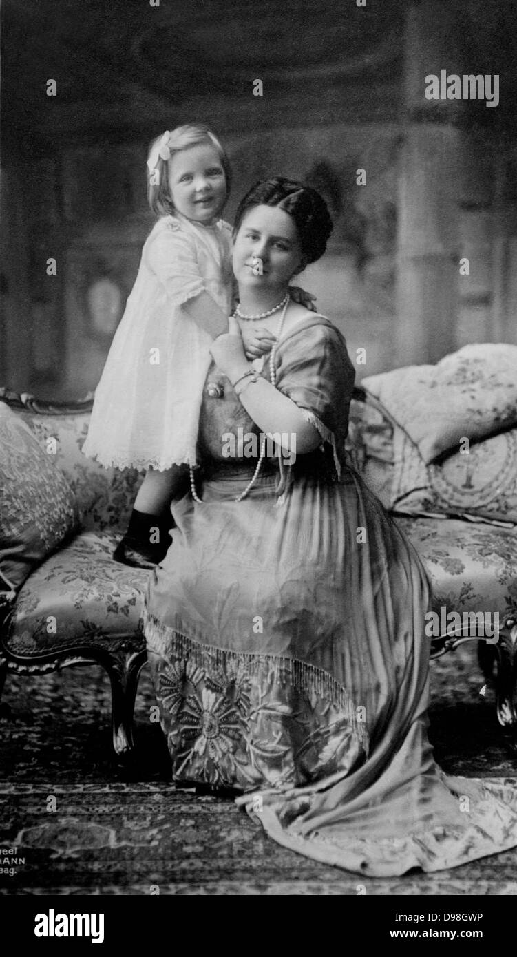 Königin Wilhelmina & Juliana 1910 s Wilhelmina 31 August 1880 - 28. November 1962) war Queen Regnant des Königreichs der Niederlande von 1890 bis 1948. Sie ordnete die Niederlande für 58 Jahre, länger als jeder andere niederländische Monarch. Ihre Herrschaft sah den Ersten und Zweiten Weltkrieg. Mit der zukünftigen Königin Juliana gezeigt. Stockfoto