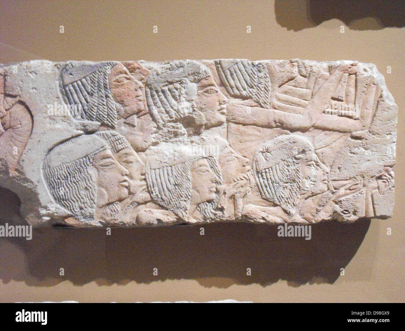 Relief-Fragmente zeigen Royal und Gericht zahlen. 18. Dynastie, Herrschaft von Echnaton 1353 – 1336 v. Chr. Stockfoto