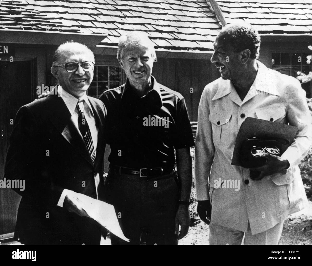 Der israelische Premierminister Menachem Begin (1913 - 1992) Jimmy Carter, Präsident der Vereinigten Staaten von Anwar as-Sadat (1918-1981), Präsident von Ägypten met für Gespräche in Camp David 1978 Stockfoto