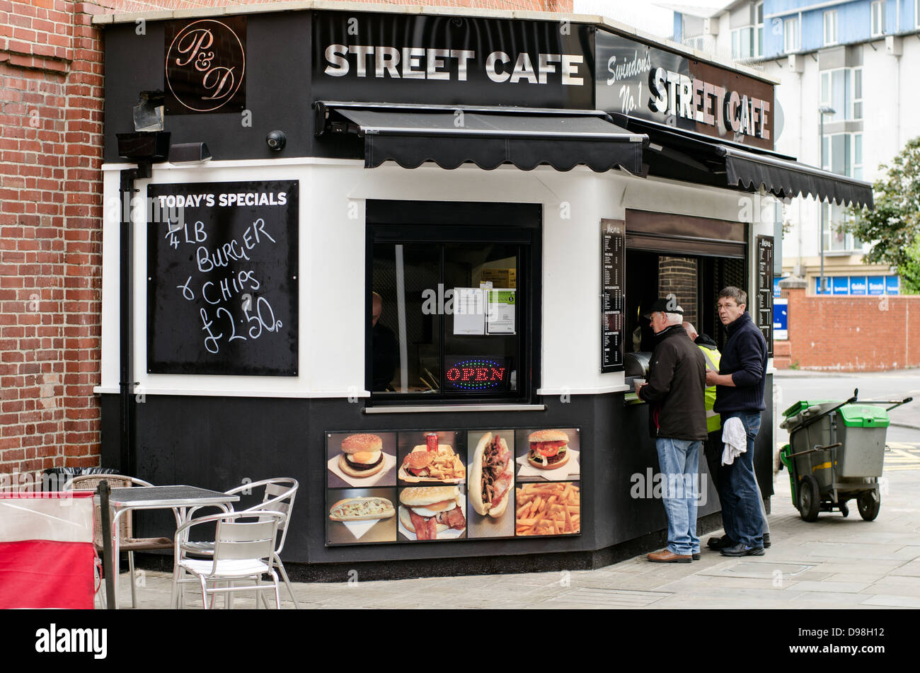 Kunden, die Fast-Food in einem Straßencafé in Swindon, Großbritannien Stockfoto