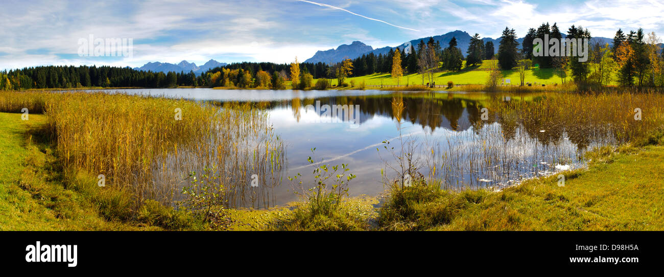 Panoramablick über die wunderschöne Landschaft in der Nähe der Stadt Füssen in Bayern, Deutschland Stockfoto