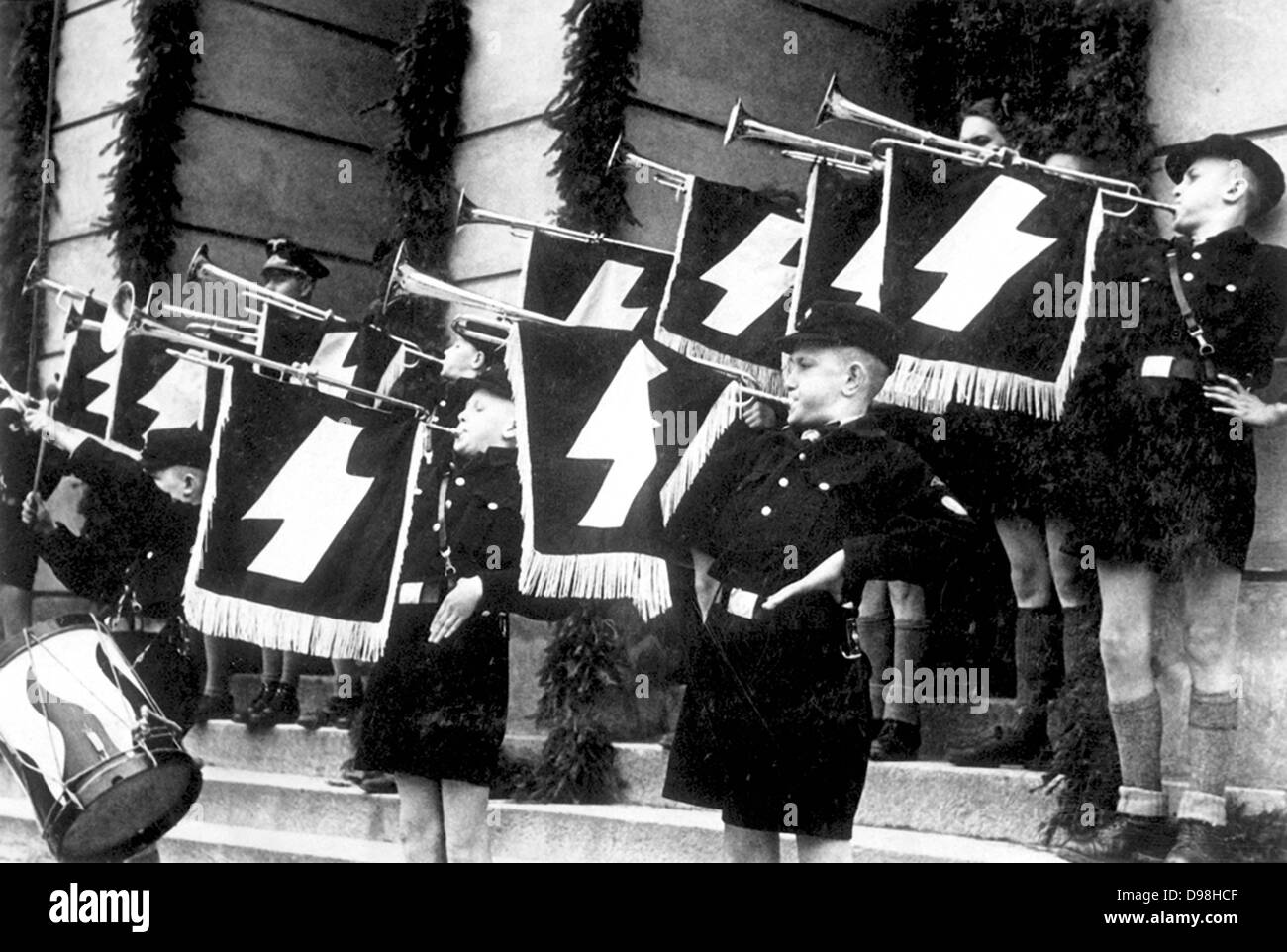 Hitler-Jugend vor dem Rathaus in Tomaszow, Polen, Mai 1941. Stockfoto