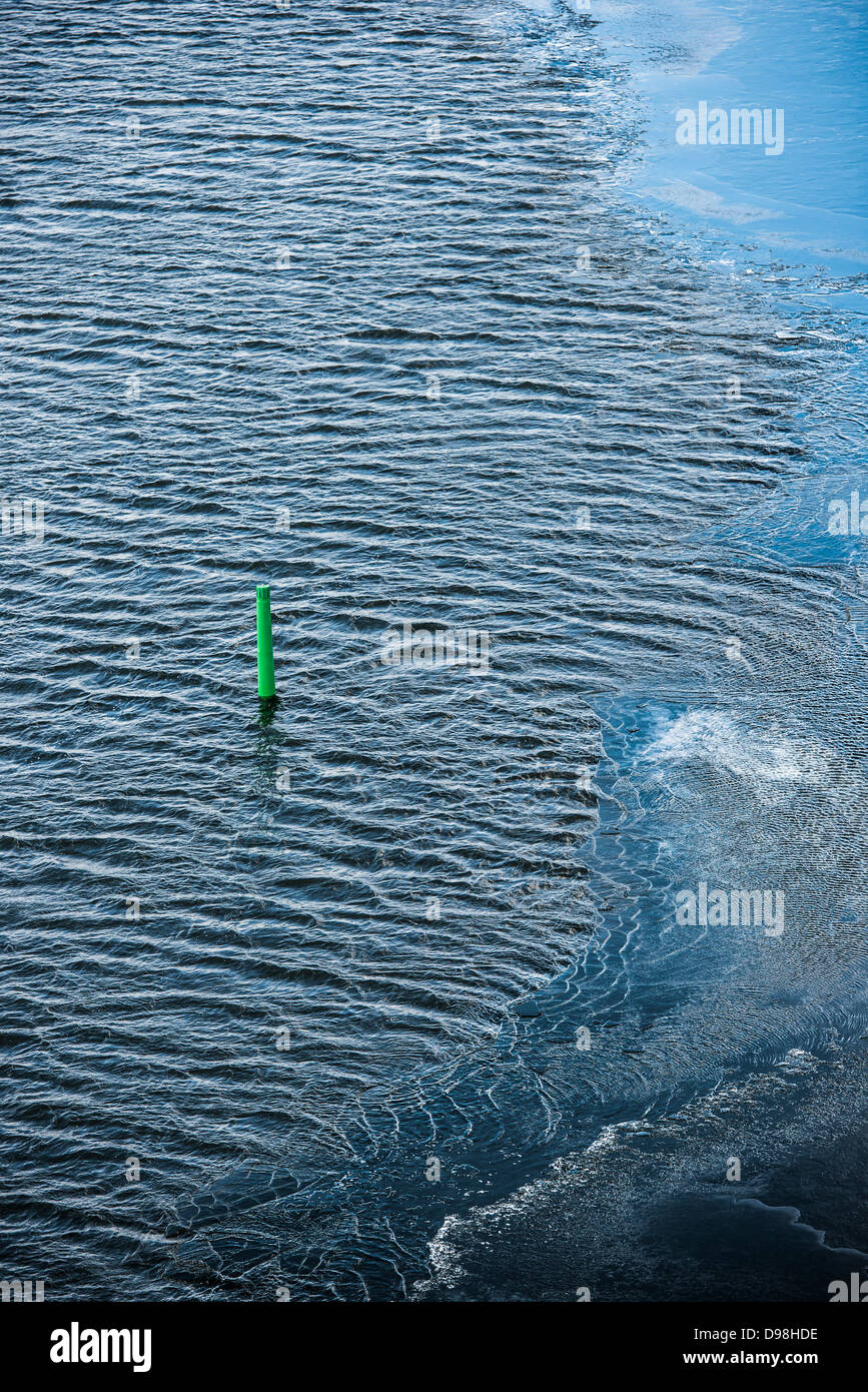Erhöhte Ansicht des Wassers im Frühling mit dem Eis teilweise geschmolzen. Stockholm, Schweden. Stockfoto