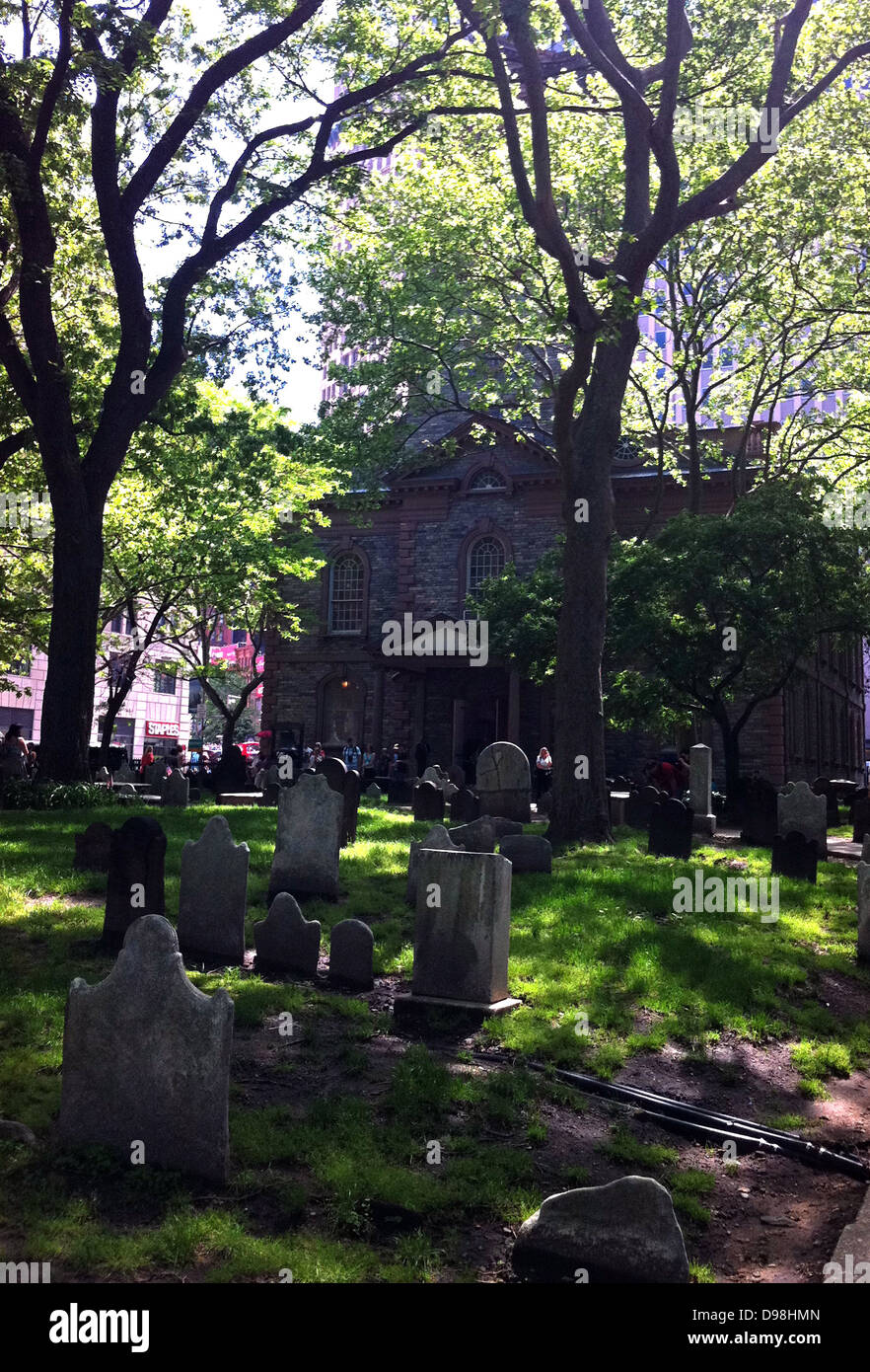Friedhof an einer Kirche in der Nähe von Ground Zero im financial District von New York City. Stockfoto
