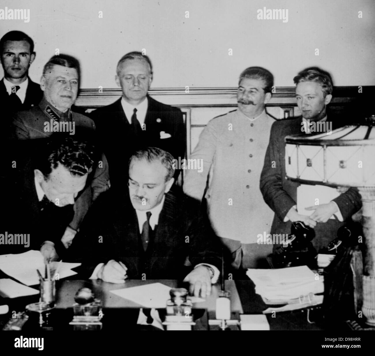 Die sowjetische Außenpolitik Commissar Wjatscheslaw Molotow Zeichen den deutsch-sowjetischen Nichtangriffspakt; Joachim von Ribbentrop und Josef Stalin stand hinter ihm. Moskau, den 23. August. 1939. Weltkrieg II. Stockfoto