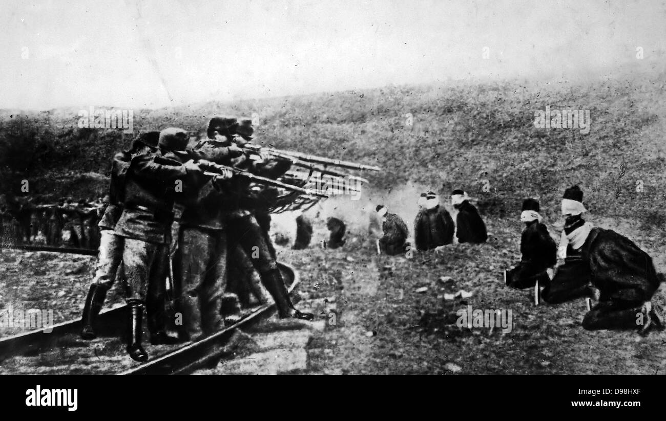 Österreichische Soldaten Ausführung serbische Kriegsgefangene 1917 im ersten Weltkrieg Stockfoto