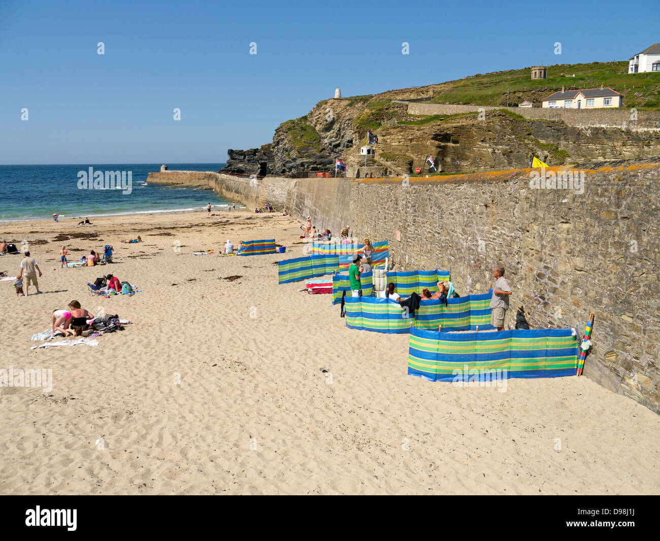 Portreath Pier bunte Windschutz am Strand an einem sonnigen Tag in Cornwall England. Stockfoto