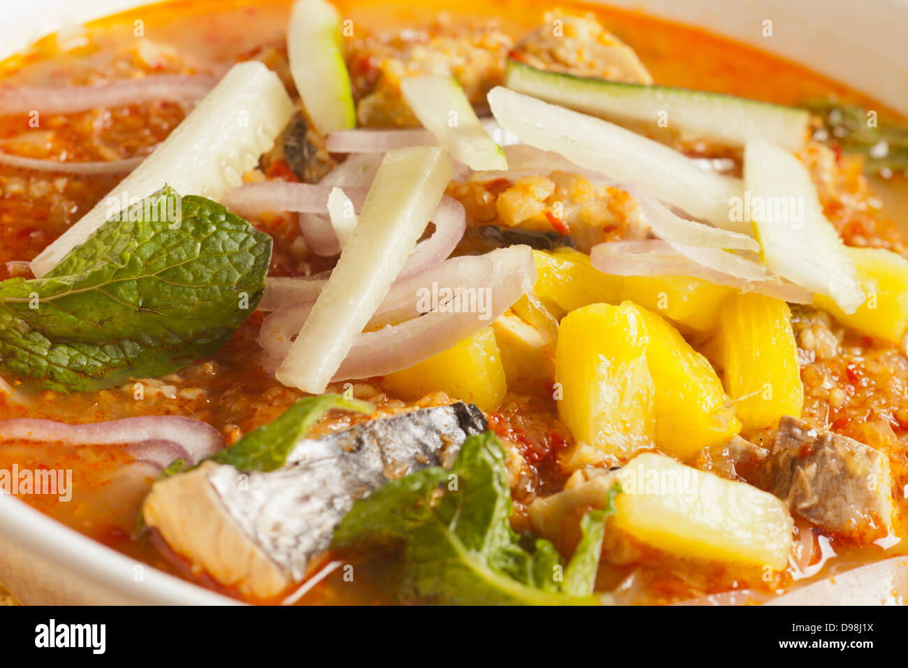 Assam Laksa, würzige Maylasian Nudel und Fischsuppe Stockfoto