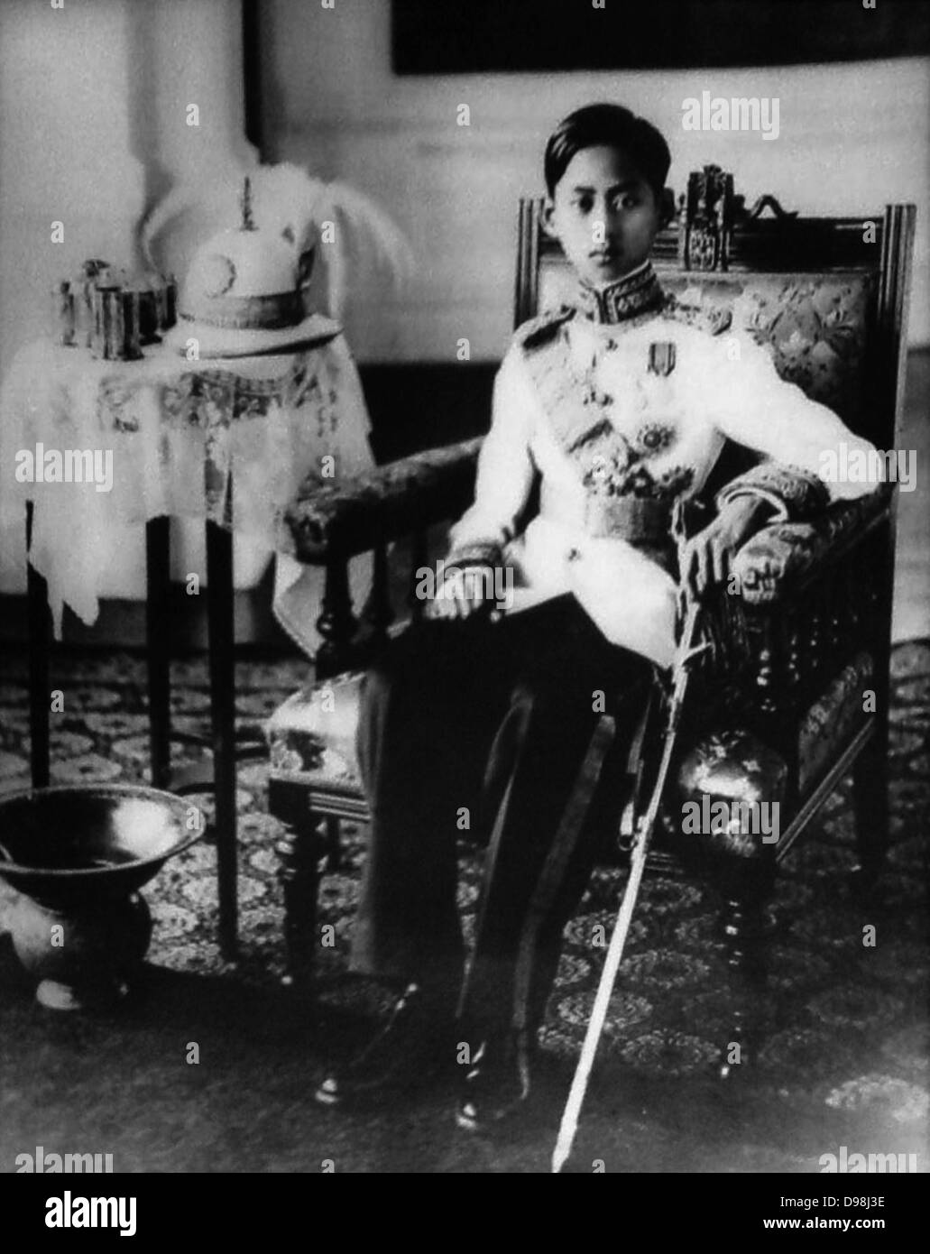 Ananda Mahidol (20. September 1925 - vom 9. Juni 1946) war der achte Monarch von Thailand unter dem Haus der Chakri. Er war als König von der Nationalversammlung im März 1935 anerkannt. Er war ein 9-jähriger Junge, die in der Schweiz leben in dieser Zeit. Er kehrte nach Thailand im Dezember 1945. Er wurde gefunden, zum Tod in seinem Bett im Juni 1946 erschossen. Stockfoto