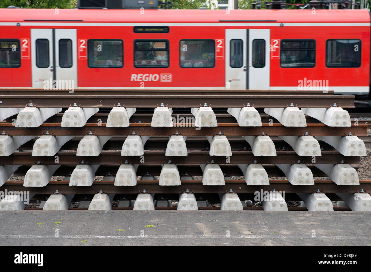Ersatz Bahngleise warten darauf, im Ort, Solingen, Germany verlegt werden. Stockfoto