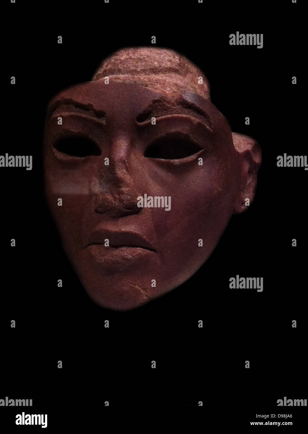 Teil einer Fläche von einer Statue Gesicht (möglicherweise der Königin Tye (teje), Mutter des Echnaton. 18. Dynastie Herrschaft von Echnaton. ca. 1353-1336 v. Chr. aus gelben Jaspis in der amarna Stil gemacht Stockfoto