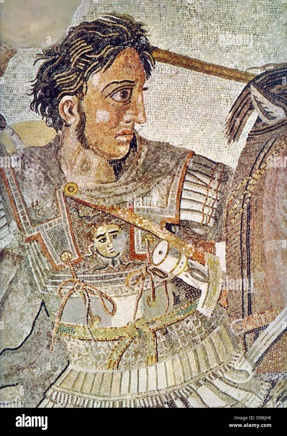 Die Alexander Mosaik, dating von ca. 100 v. Chr., ist ein berühmtes römisches Fußbodenmosaik, die ursprünglich aus dem Haus des Faun in Pompeji. Es zeigt einen Kampf zwischen den Armeen von Alexander dem Großen und Darius III. von Persien und Maßnahmen 5.82 x 3.13 m (19 ft x 10 ft 3 in.). Das Mosaik zeigt eine Schlacht, in der Alexander konfrontiert und versuchten zu erfassen oder Darius töten. Alexander besiegt den persischen Führer zweimal, zuerst an der 333 v. Chr. Schlacht bei Issus und zwei Jahre später in der Schlacht von gaugamela. Die Arbeit ist traditionell geglaubt, der Schlacht von Issus zu zeigen. Detail Alexander angezeigt Stockfoto