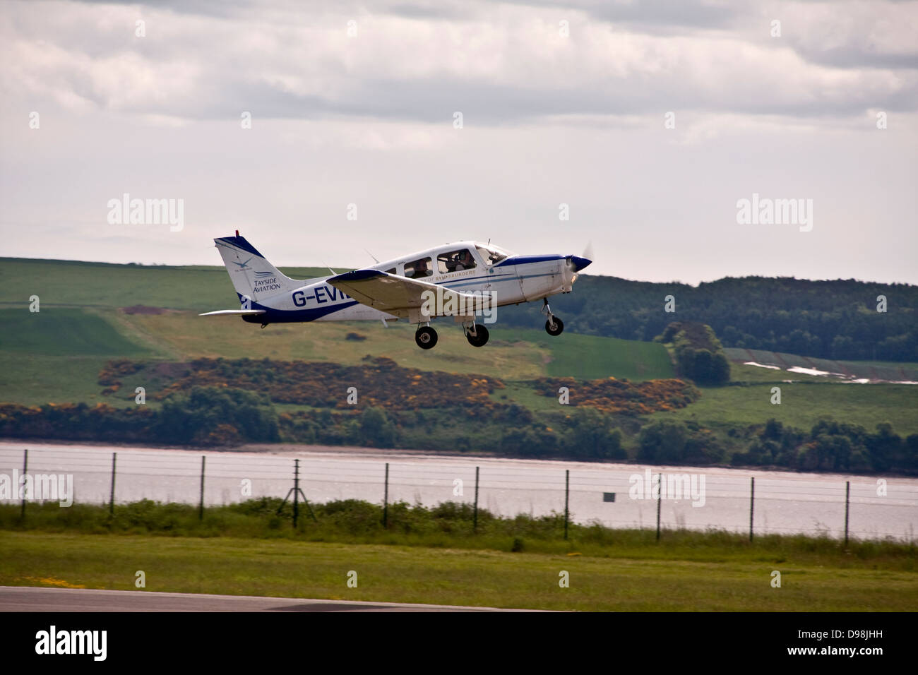 Die Tayside Aviation Piper PA-28 Warrior G-EVIE leichten Eindecker vom Flughafen Dundee, Vereinigtes Königreich Stockfoto