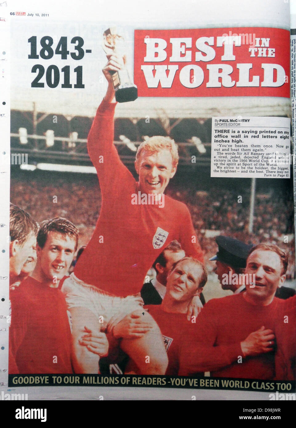 Die "Nachrichten der Welt' Zeitung 10. Juli 2011. Die letzte Ausgabe der Zeitung trägt eine Re-print Der 1966 Ausgabe der Darstellung England Fußball Kapitän Bobby Moore nach dem Gewinn der WM-Trophäe. Stockfoto