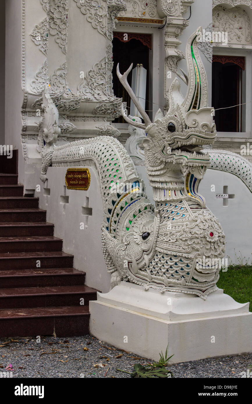 Thailändische Kunst, Naka-Statue auf Treppe im Wat Sri Don Mond, Chiangmai Thailand Stockfoto