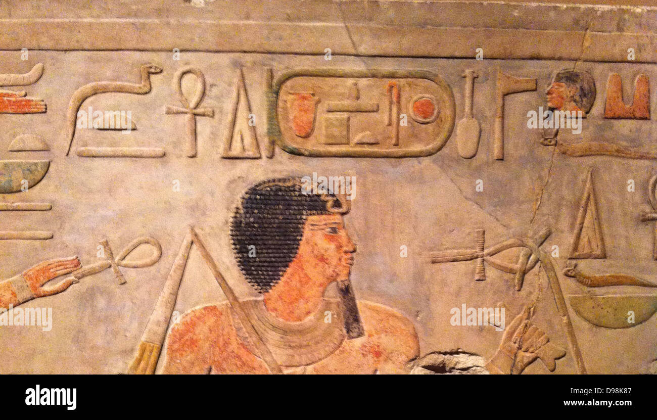 Wiederverwendet Kalkstein Entlastung von Amememhat I, 1985-1956 v. Chr. aus lisht Norden Pyramide regiert. Die Reliefs wurden neu in die Grundlagen von Amenemhat Royal-Cult Tempel auf der Ostseite der Pyramide verwendet. Stockfoto