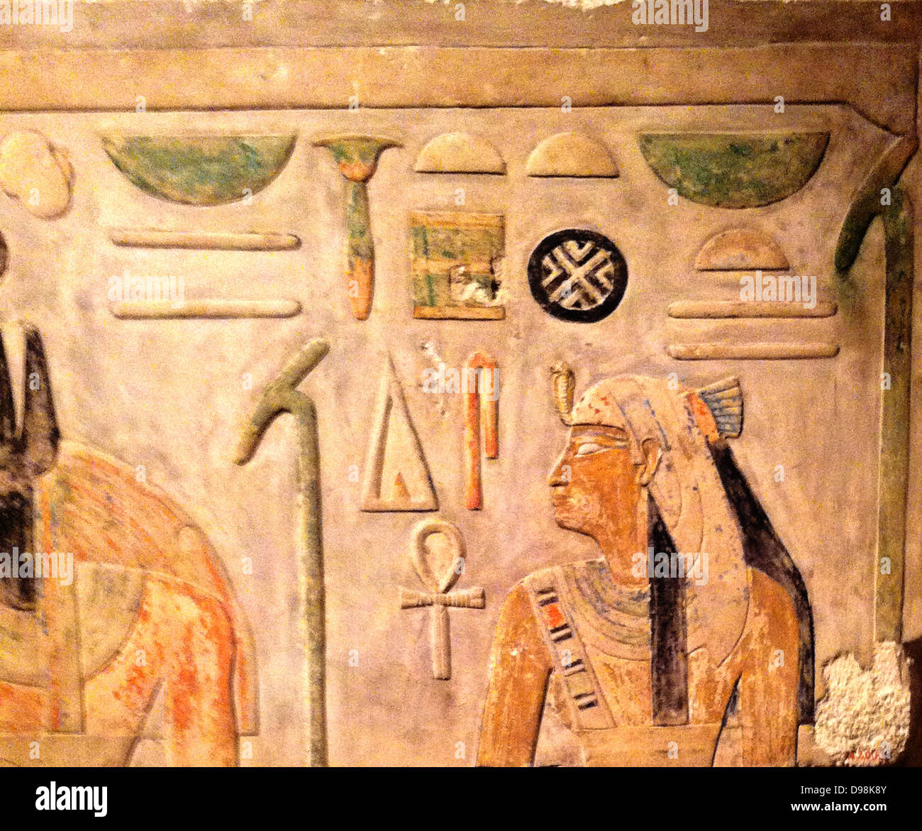 Wiederverwendet Kalkstein Entlastung von Amememhat I, 1985-1956 v. Chr. aus lisht Norden Pyramide regiert. Die Reliefs wurden neu in die Grundlagen von Amenemhat Royal-Cult Tempel auf der Ostseite der Pyramide verwendet. Stockfoto