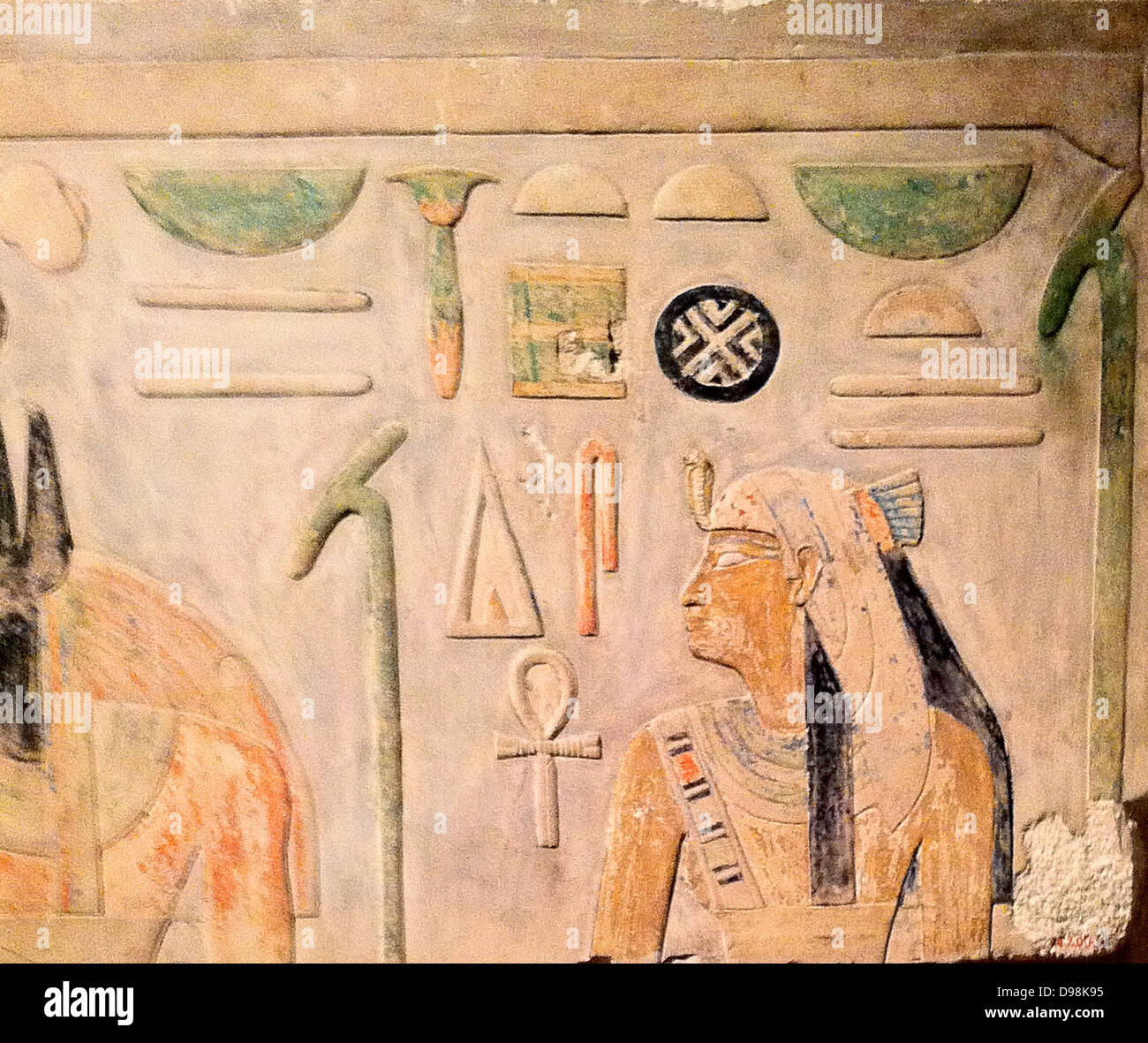 Wiederverwendet Kalkstein Entlastung von Amememhat I, 1985-1956 v. Chr. aus lisht Norden Pyramide regiert. Die Reliefs wurden neu in die Grundlagen von Amenemhat Royal-Cult Tempel auf der Ostseite der Pyramide verwendet. Stockfoto