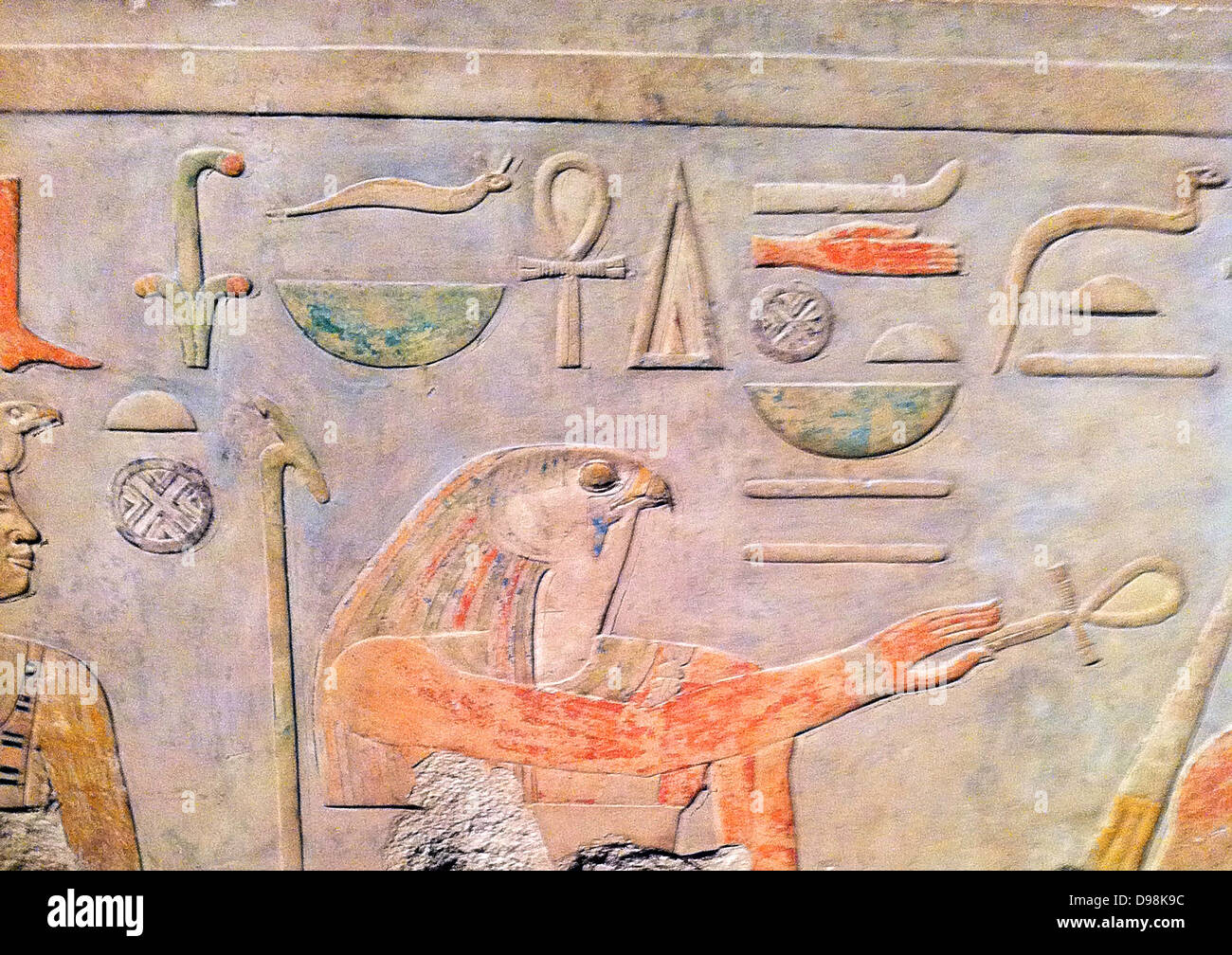 Wiederverwendet Kalkstein Entlastung von Amememhat I, 1985-1956 v. Chr. aus lisht Norden Pyramide regiert. Die Reliefs wurden neu in die Grundlagen von Amenemhat Royal-Cult Tempel auf der Ostseite der Pyramide verwendet. Stockfoto